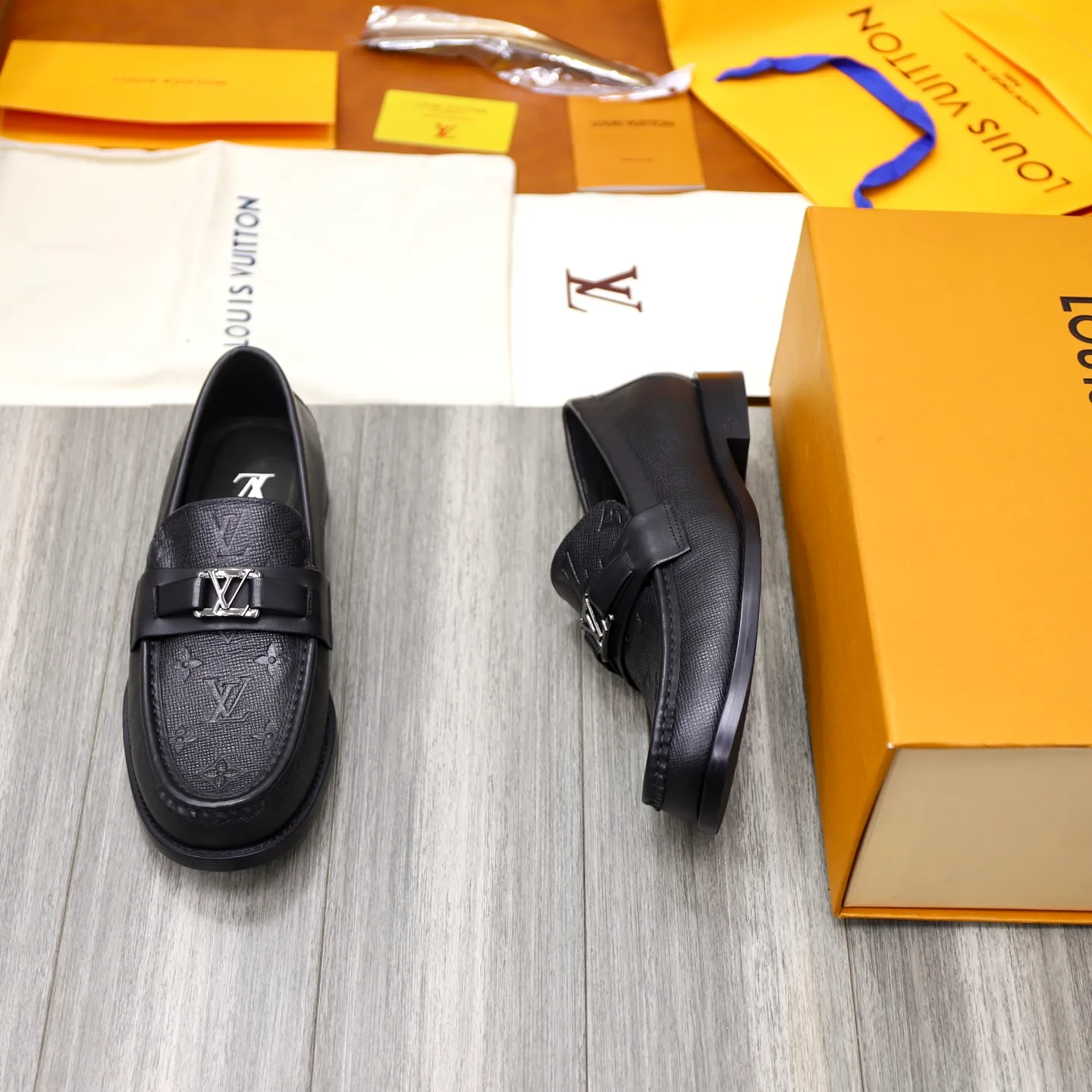 Men's shoes 💰: 💰900LV Louis Vuitton slip-on loafers, top quality products produced in Dongguan, ready for sale! This LV Glove loafer is made of selected soft cowhide, with a slightly wrinkled leather surface and a very high-end texture. Each pair is unique. The leather surface is light and soft, with a fine texture and good luster. It is a classic loafer style, with exquisite handmade mark stitching on the toe, and a square toe configuration to highlight the classic style. The horizontal band has hot-printed LV three-dimensional letters, semi-solid handcrafts and a genuine leather outsole, and a rubber patch on the heel to create wear-resistant performance and comfort. One of the must-have loafers for men! Comes with full original packaging! Code number: 38-39-40-41-42-43-44 (38, 45, 46 customized) standard leather shoe code